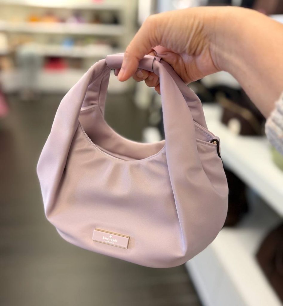 Photo 4920463853590612842 Y