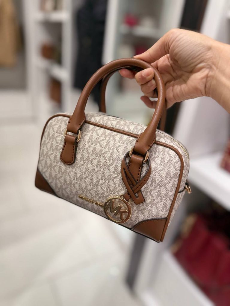 Photo 4947536432616639336 Y