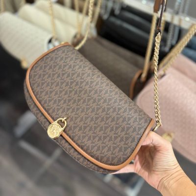 Photo 4947536432616639341 Y