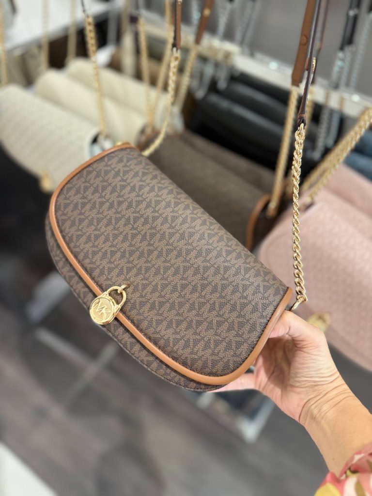 Photo 4947536432616639341 Y