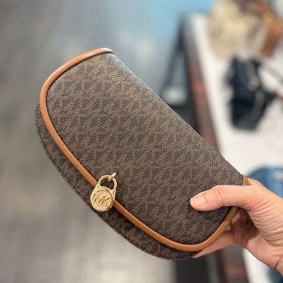 Photo 4947536432616639344 Y