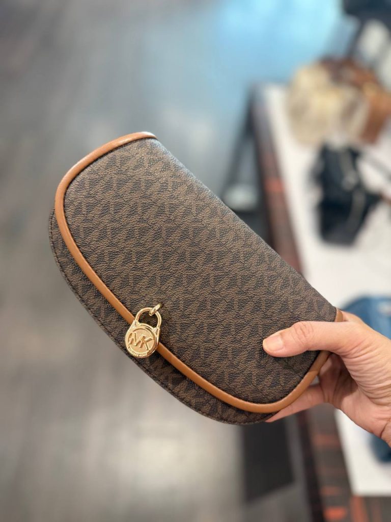 Photo 4947536432616639344 Y