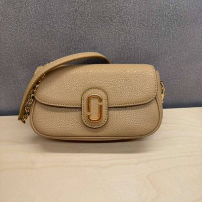 Photo 5019620157235596407 Y