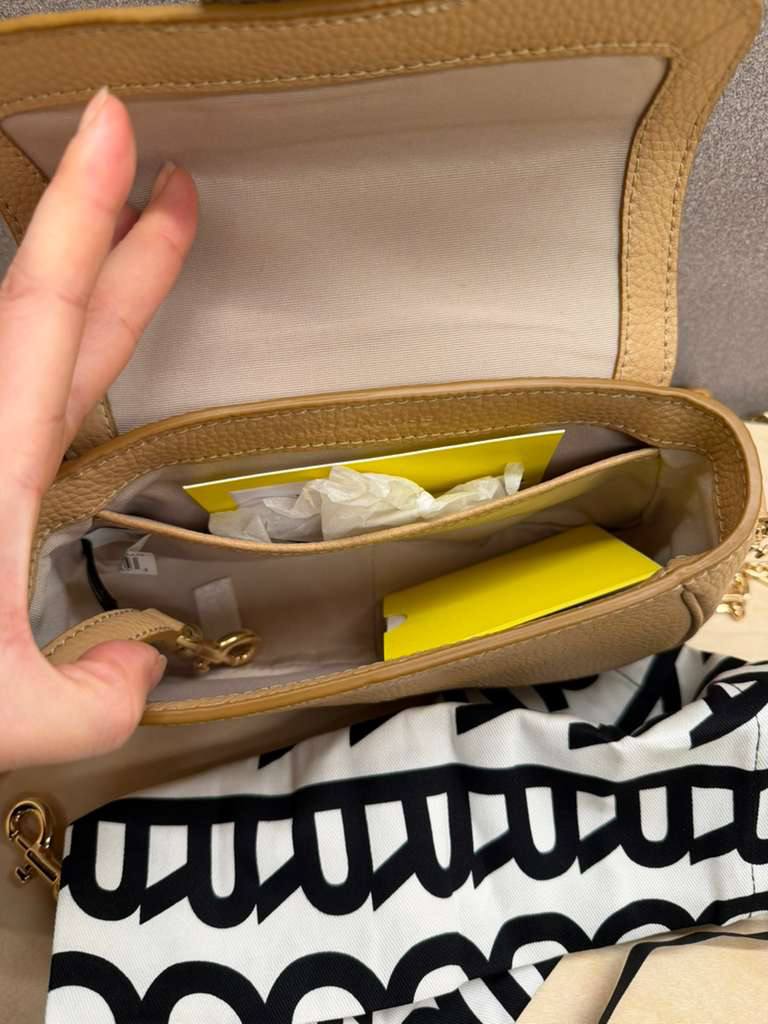 Photo 5019620157235596409 Y