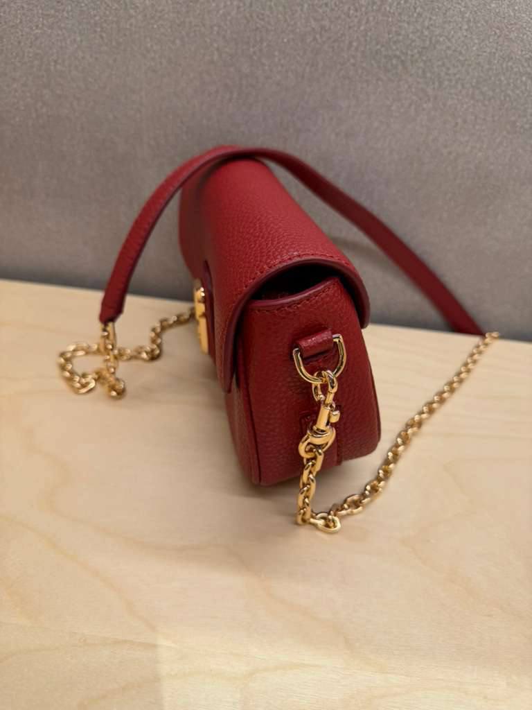 Photo 5019620157235596416 Y