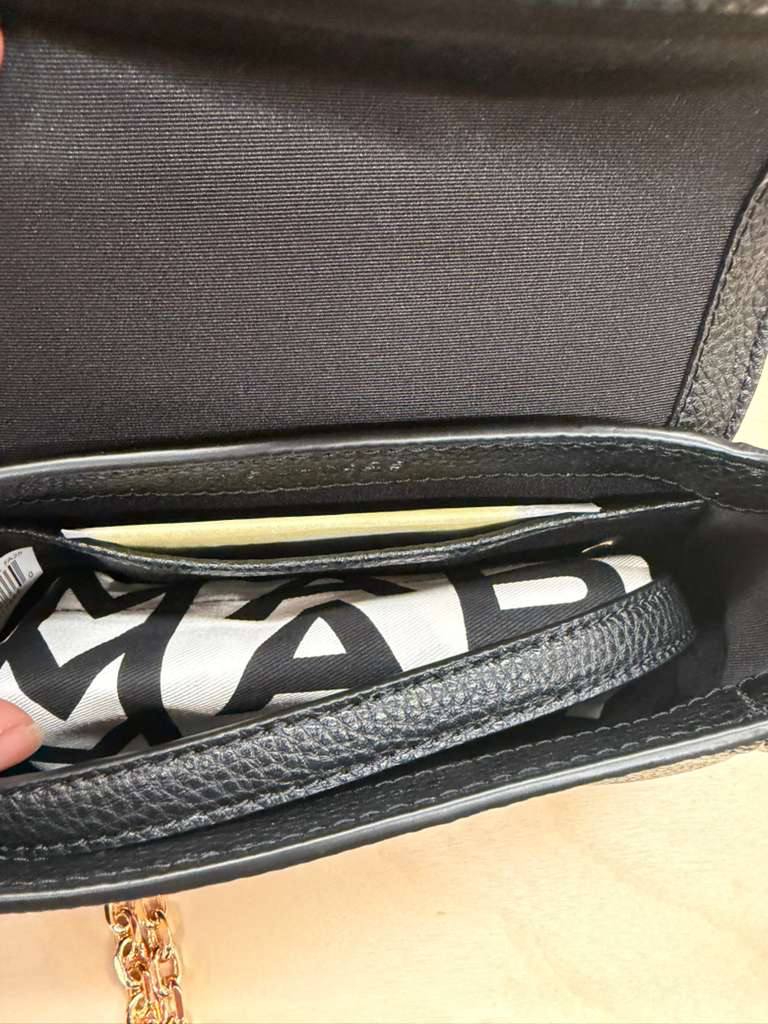 Photo 5019620157235596422 Y