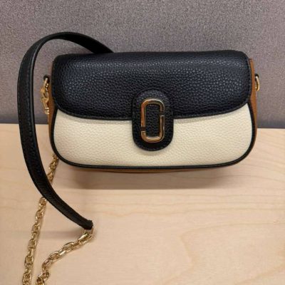 Photo 5019620157235596424 Y