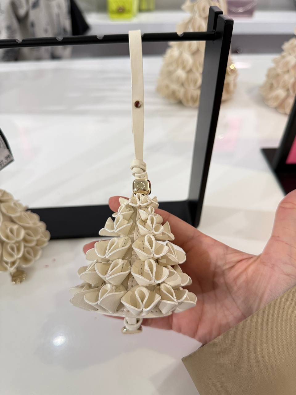 Photo 5089588219619249057 Y