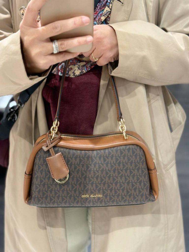 Photo 5177396906135587698 Y