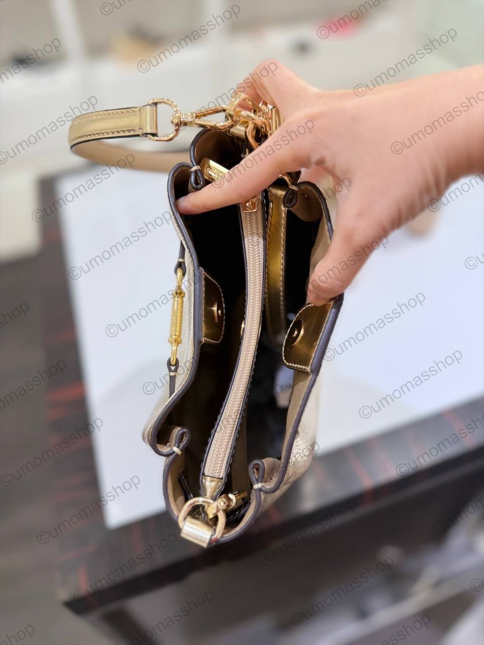 Photo 5073730143800462286 Y