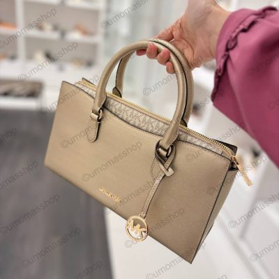 Photo 5073730143800462288 Y